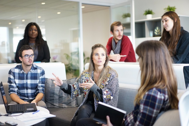 La bise au travail ne survivra pas au coronavirus