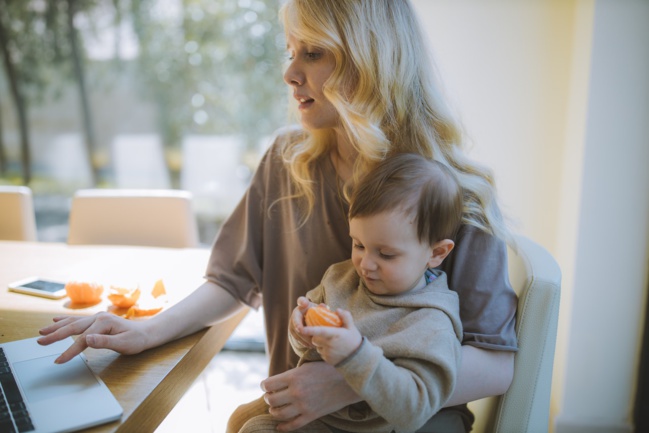 Les micro-entrepreneurs réclament des congés parentaux