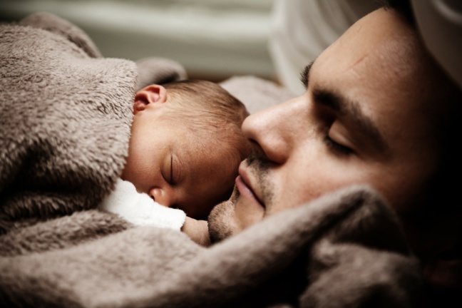 Congé parental : malgré la réforme, les pères n’en prennent pas
