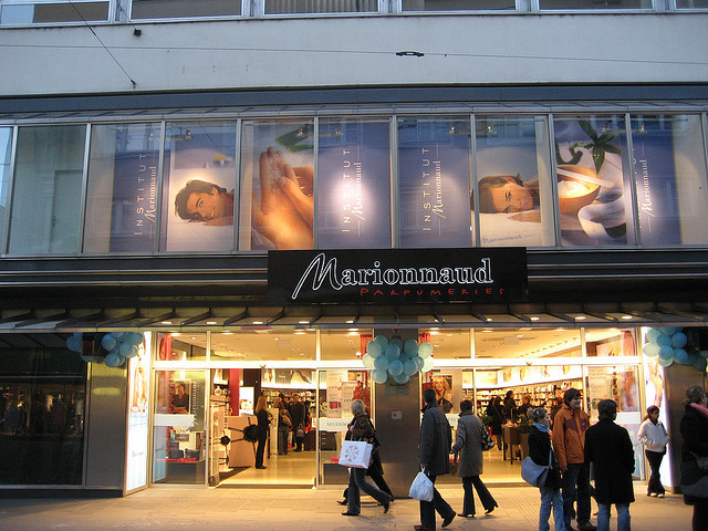 Marionnaud a formé 80 de ses employés à l'accueil de la clientèle de luxe, et ce chaque jour, jusqu'à minuit, dans son magasin des Champs-Elysées.