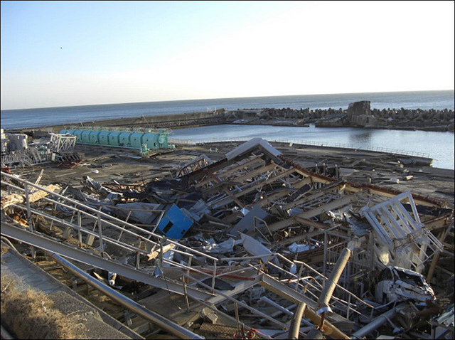 Environ 10 000 personnes seraient employées pour décontaminer la zone autour de l'explosion nucléaire de la centrale de Fukushima.