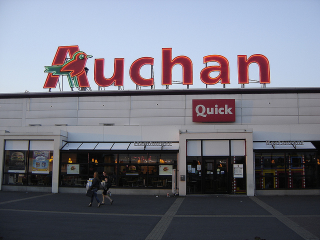 Auchan réorganise ses services : moins de cadres et plus d’employés de contact