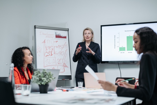 Se cacher, une stratégie de survie en entreprise pour les femmes lesbiennes