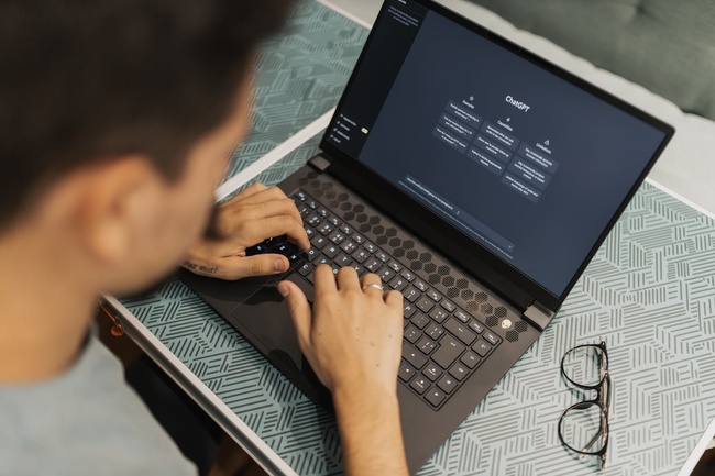 L’IA générative au travail : soulagement ou piège ?