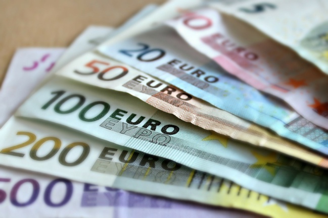 ​Salaire des patrons : Macron contre une loi, Hollande et Valls pour