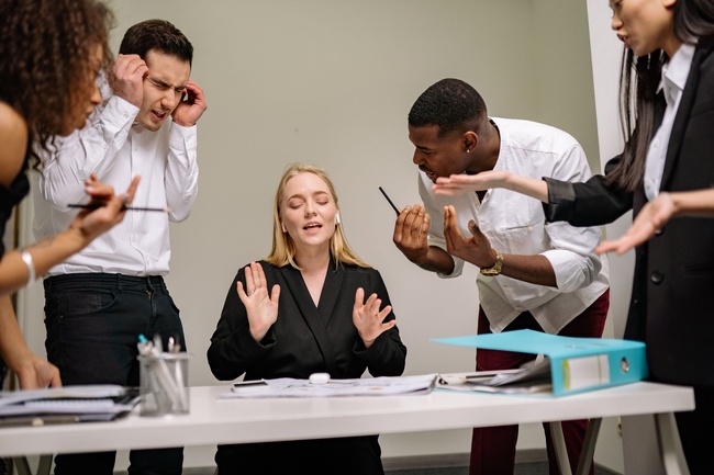 Harcèlement au travail : quand les comportements hostiles restent tus