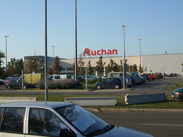 Auchan laisse ses clients conceptualiser des produits qu'il mettra ensuite sur le marché. Auchan laisse ses clients conceptualiser des produits qu'il mettra ensuite sur le marché.