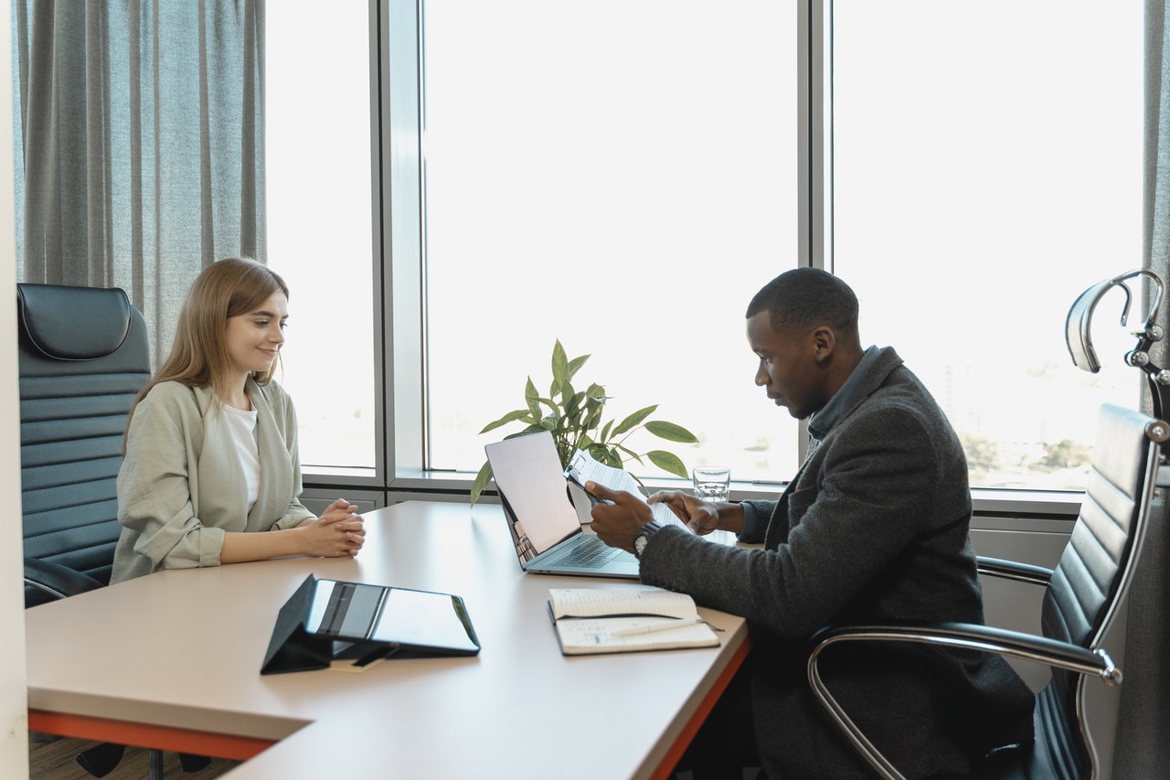 Recrutement : les tensions sont fortes dans la santé, le bâtiment et l'industrie