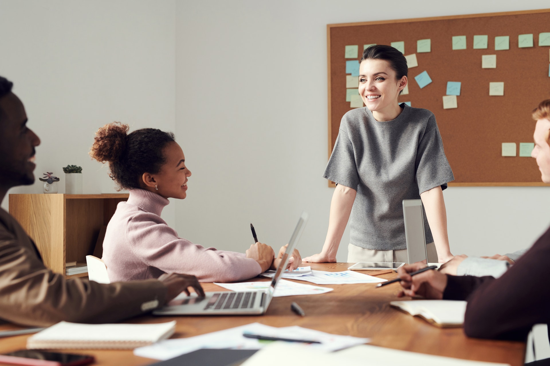 Le manque de temps, premier frein à l’embauche d’alternants pour les entreprises