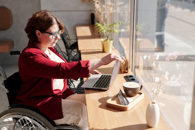 Fonction publique : le taux d’emploi des personnes handicapées en hausse en 2023