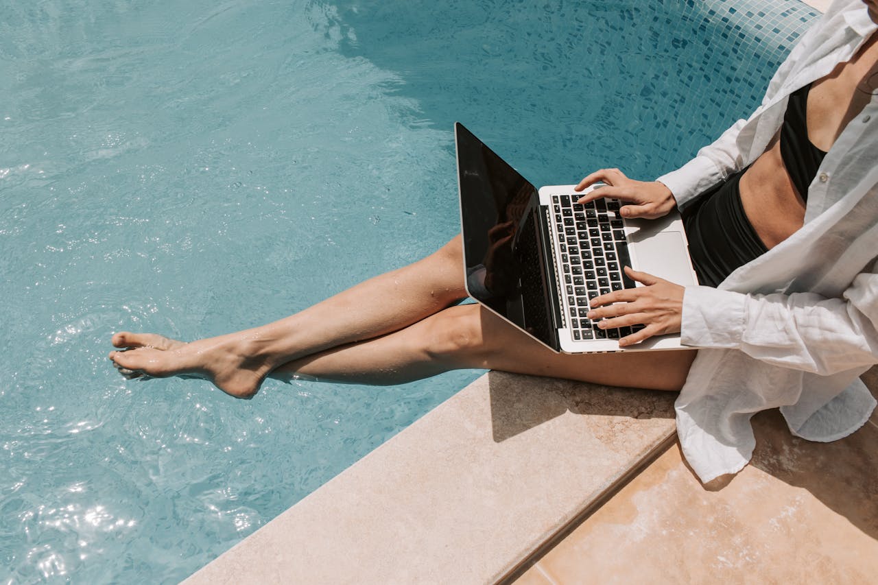 La déconnexion s’effrite en vacances : en 2025, les salariés français sont davantage sollicités