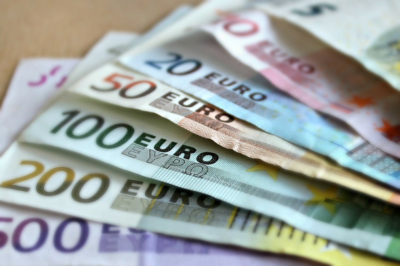 ​Salaire des patrons : Macron contre une loi, Hollande et Valls pour