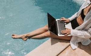 La déconnexion s’effrite en vacances : en 2025, les salariés français sont davantage sollicités