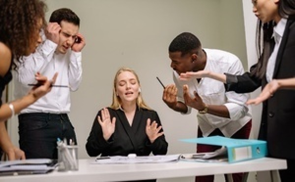 Harcèlement au travail : quand les comportements hostiles restent tus