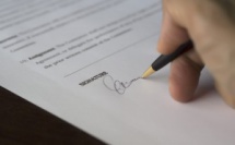 Le délai de recours en cas de licenciement sera réduit à deux mois
